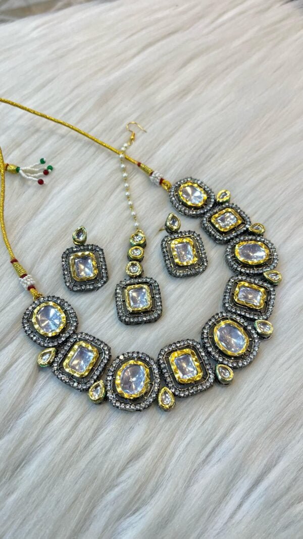 VICTORIAN NECKLACE WITH EARRINGS AND TIKKA